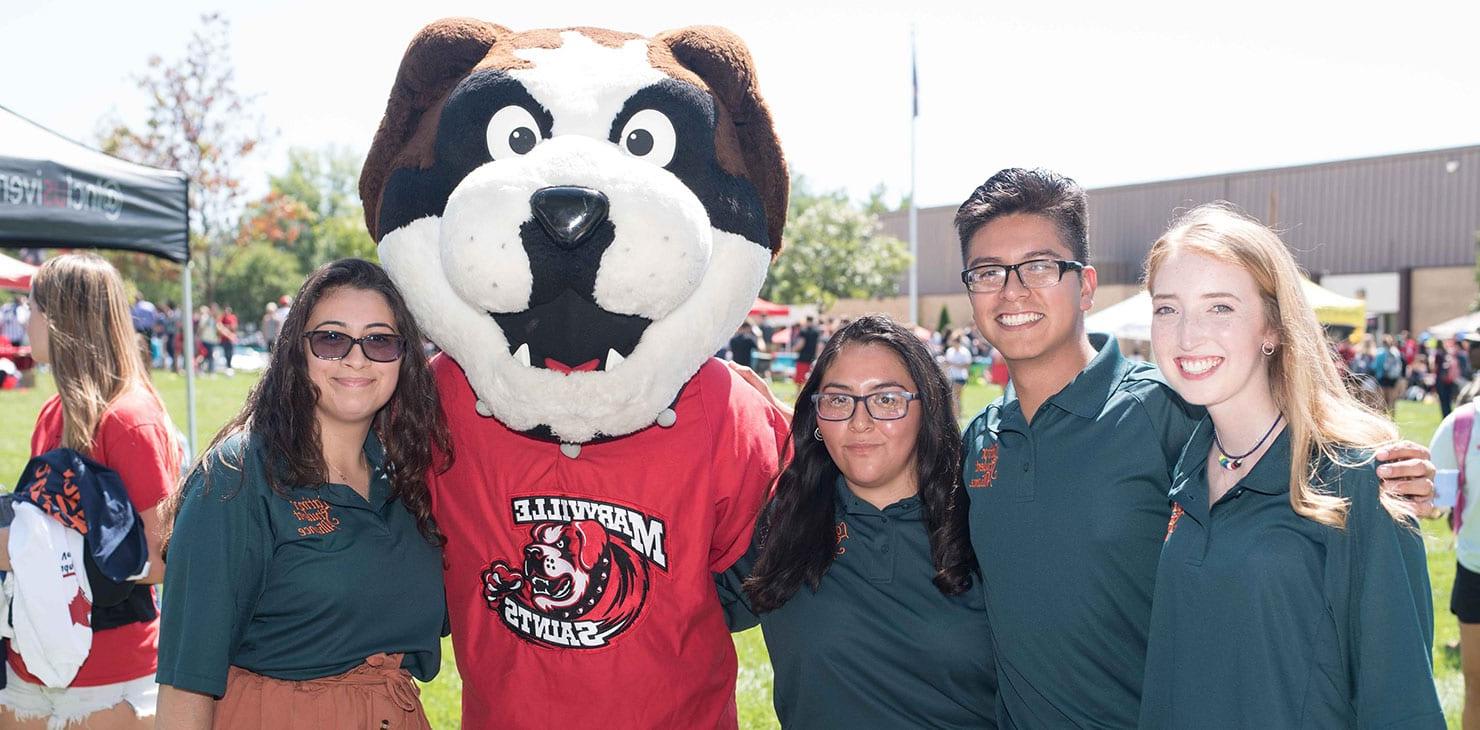LatinX students hanging out with Maryville's mascot, Louie.